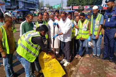 কোরবানির বর্জ্য অপসারণে মাঠে নামলেন প্রতিমন্ত্রী টুকু