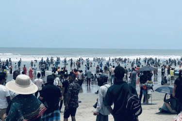 ঈদের ছুটিতে পর্যটকে মুখর কক্সবাজার সমুদ্রসৈকত