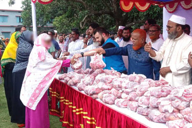 চাঁপাইনবাবগঞ্জে ৪ হাজার মানুষের মাঝে কুরবানির মাংস বিতরণ