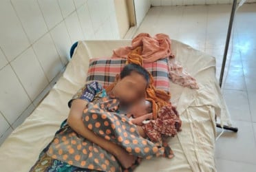 ফুটপাতে সন্তান প্রসব মানসিক ভারসাম্যহীন নারীর, দায়িত্ব নিল প্রশাসন