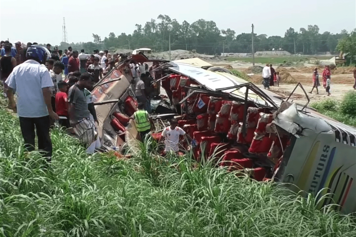 ঢাকা-টাঙ্গাইল-যমুনা সেতু মহাসড়কে বাস উল্টে খাদে, আহত ১৭