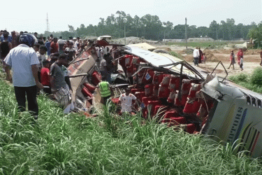 ঢাকা-টাঙ্গাইল-যমুনা সেতু মহাসড়কে বাস উল্টে খাদে, আহত ১৭