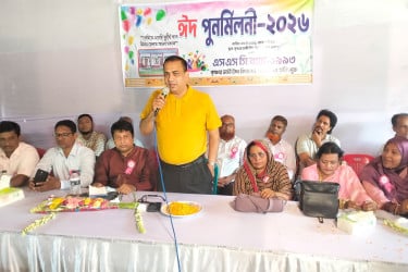 ৩৩ বছর পর পুনর্মিলনী, আবেগাপ্লুত এসএসসি ’৯৩ ব্যাচের শিক্ষার্থীরা