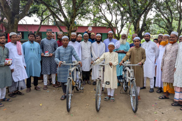 টানা দুই মাস জামাতে নামাজ আদায়, কোটচাঁদপুরের ১৩ যুবককে পুরস্কৃত