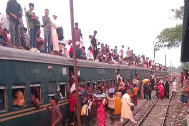ছুটি পাননি ঈদে, বাড়ি ফেরার পথে ট্রেনের ছাদে প্রাণ গেল যুবকের