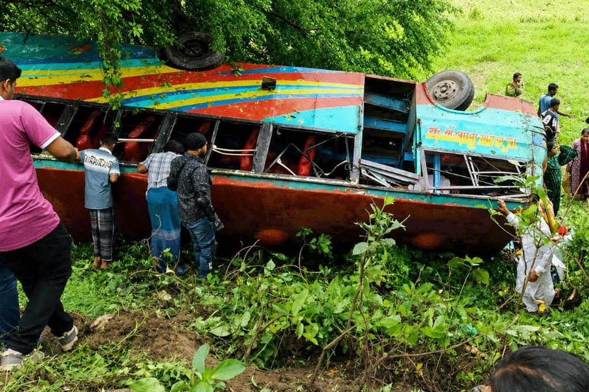 গাইবান্ধায় যাত্রীবাহী বাস খাদে পড়ে নারী নিহত