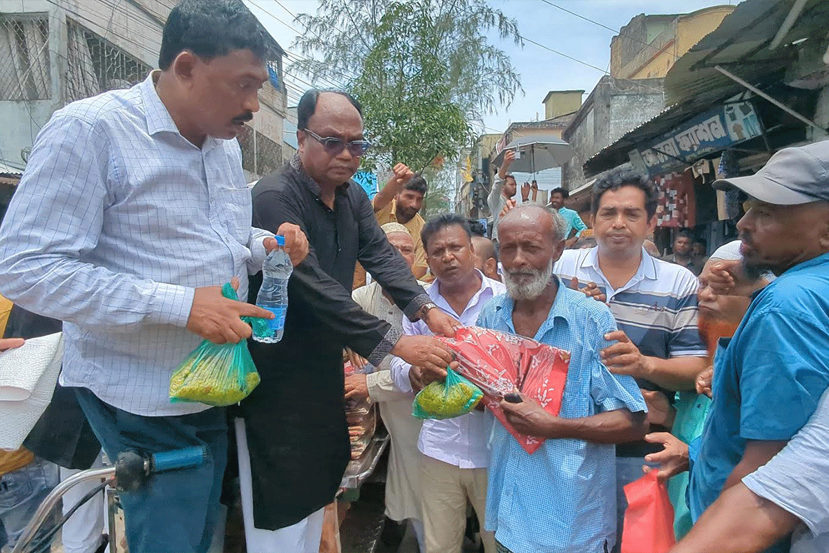 জিয়াউর রহমানের শাহাদাতবার্ষিকী উপলক্ষে মোংলায় দুঃস্থের মাঝে কাপড় বিতরণ