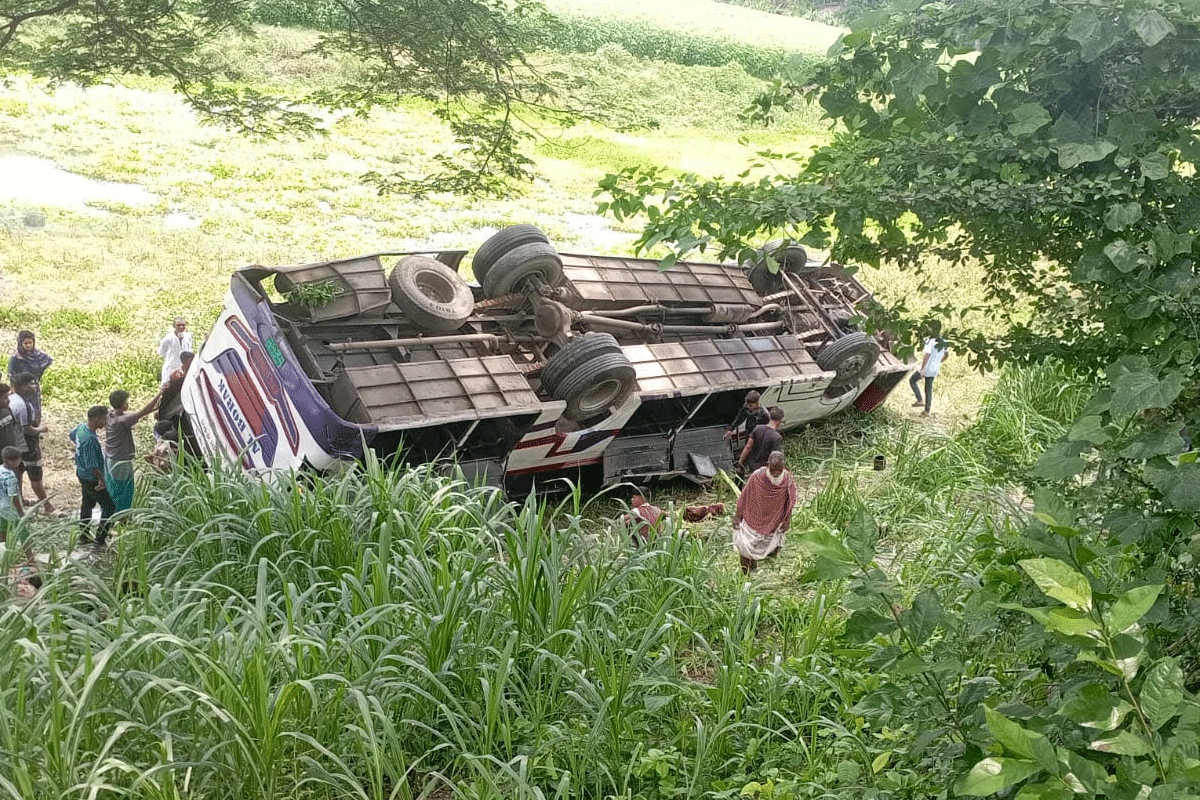 ফরিদপুরে নিয়ন্ত্রণ হারিয়ে বাস খাদে, আহত ২৫