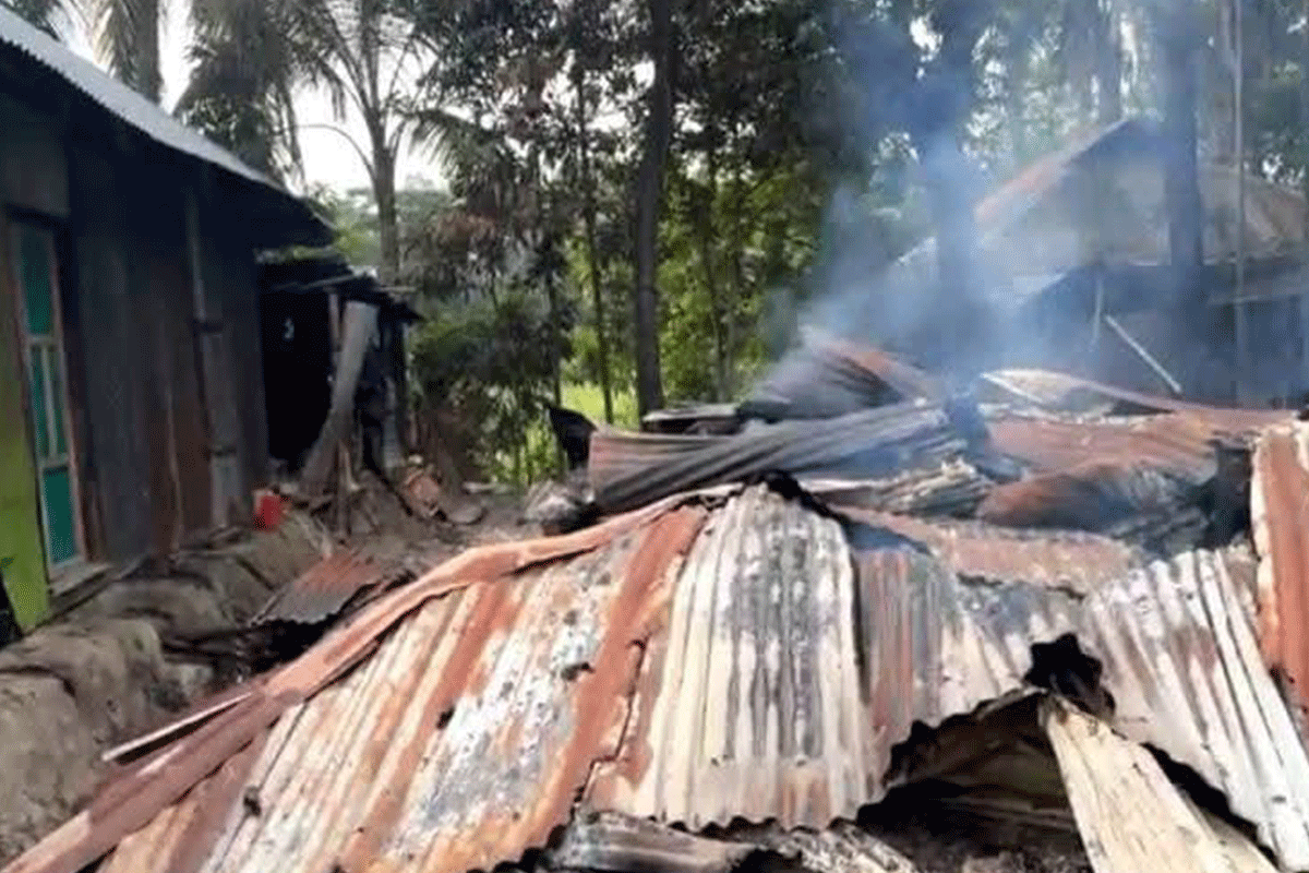 নোয়াখালীতে চাঁদা ও জুয়া খেলার বিরোধে নিহত ২, বাড়িতে অগ্নিসংযোগ