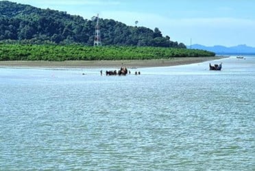 ইয়াবা পাচার নিয়ে নাফ নদে গোলাগুলি, দুই রোহিঙ্গা কারবারি আটক