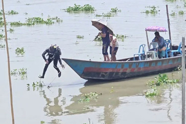 নৌভ্রমণে গিয়ে নদীতে পড়ে যুবক নিখোঁজ