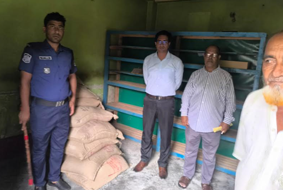 সরকারি চাল মজুদের অভিযোগে ব্যবসায়ীকে জরিমানা
