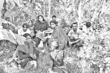সীমান্তে আটক নারী ও শিশুসহ ১০ জন