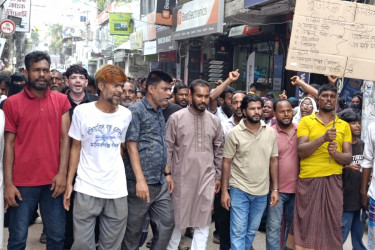 মানিকগঞ্জে ইউপি সদস্যকে গ্রেফতারের প্রতিবাদে বিক্ষোভ