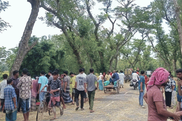 খড়ে পিছলে যায় মোটরসাইকেল, পিকআপচাপায় প্রাণ গেল দু’জনের