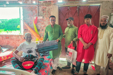 বরিশালের অসহায় বৃদ্ধ-বৃদ্ধরা পেল নতুন পোশাক