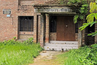তালাবদ্ধ ইব্রাহিমপুর স্বাস্থ্যকেন্দ্র পরিদর্শনে এমপি, ব্যবস্থা নেওয়ার নির্দেশ