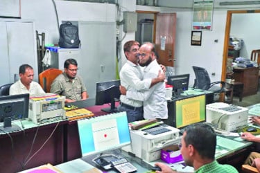খুলেছে সরকারি অফিসসহ বিভিন্ন প্রতিষ্ঠান