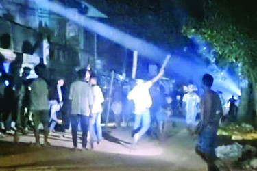 টর্চ জ্বালিয়ে চার গ্রামবাসীর সংঘর্ষ আহত অর্ধশতাধিক