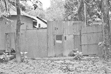 রাস্তা বন্ধ, অবরুদ্ধ ২০ পরিবার