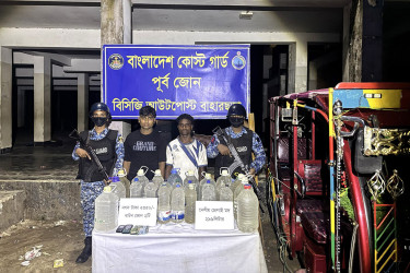 কক্সবাজারের টেকনাফে দেশীয় মদসহ দুই মাদক কারবারি আটক