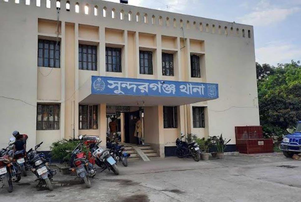 শ্বশুরবাড়িতে আম পাড়তে গিয়ে বিদ্যুৎস্পৃষ্টে যুবকের মৃত্যু