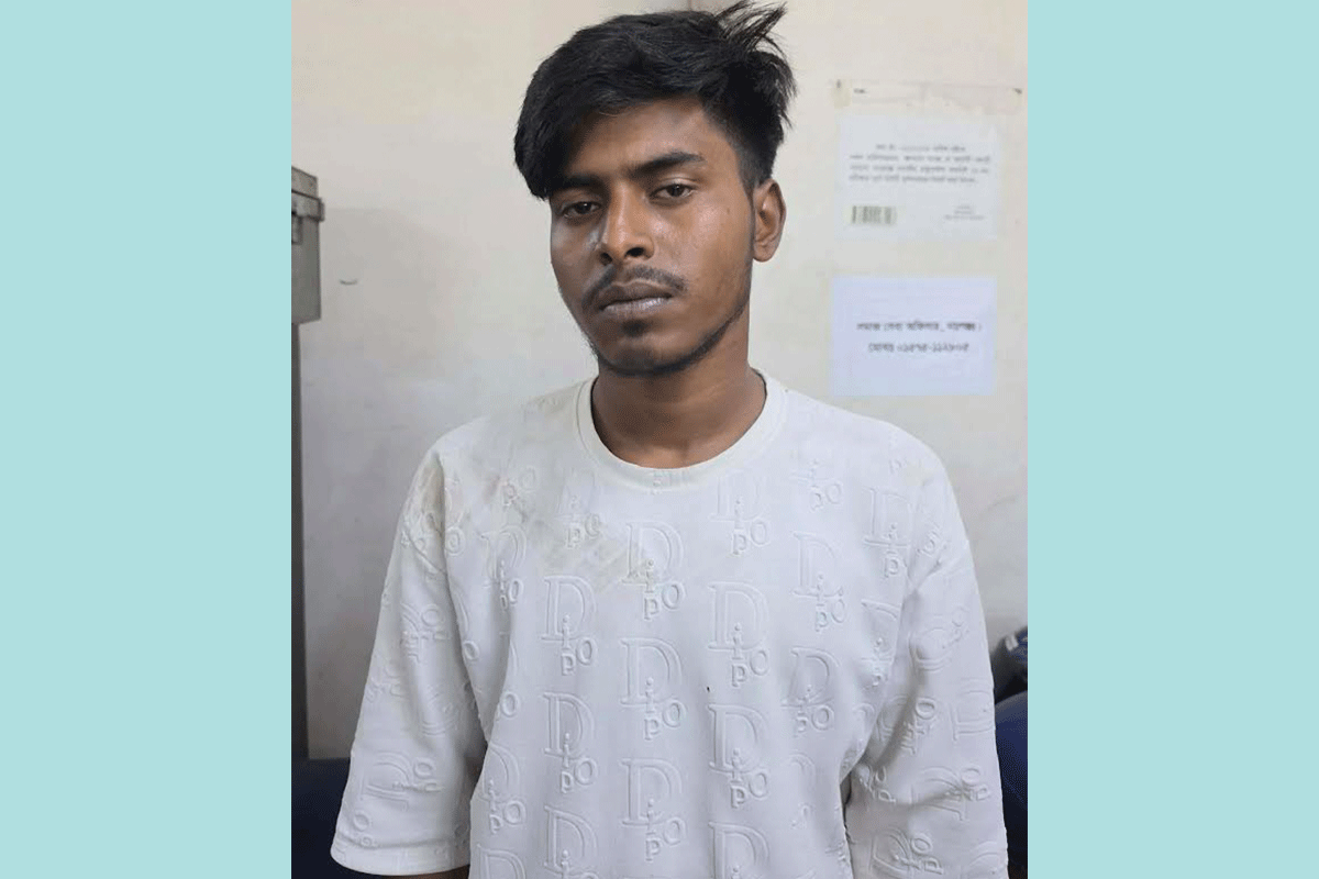 মোবাইল কিনে না দেওয়ায় বাবাকে কুপিয়ে জখম, গ্রেফতার ছেলে