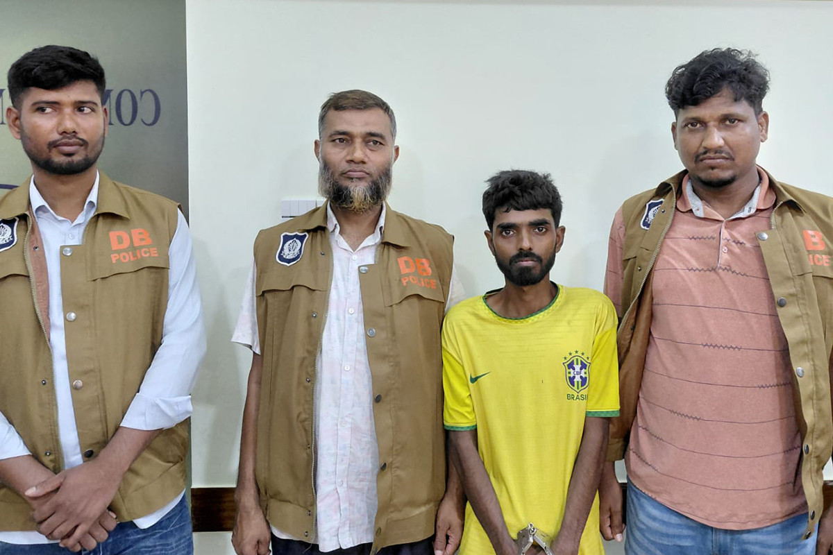 নওগাঁয় ডিসি-এসপি পরিচয়ে চাঁদাবাজি, ডিবির জালে ধরা ‌‌‘প্রতারক’ নাইম