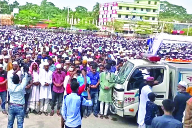 ভোলায় তোফায়েল আহমেদের জানাজায় মানুষের ঢল