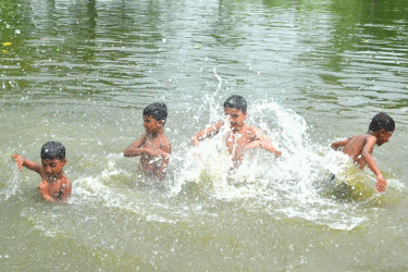 বগুড়ায় তীব্র গরম, স্বস্তি মিলছে না ঘরে-বাইরে