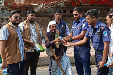 নারায়ণগঞ্জে পথচারী-শ্রমজীবী মানুষের মাঝে ডিসি-এসপির খাবার বিতরণ