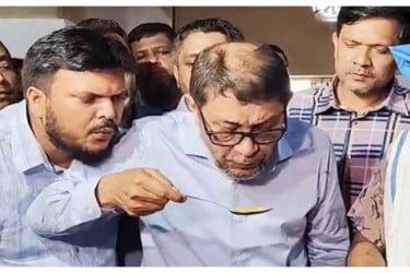 দুই হাত দূর থেকে স্বাস্থ্যমন্ত্রীর চামচে ফুঁ, আলোচনায় চিকিৎসক