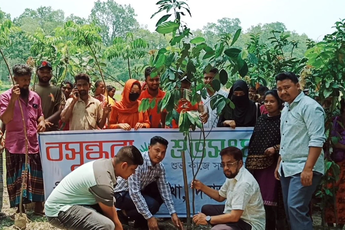 বীরগঞ্জে ক্ষুদ্র নৃ-গোষ্ঠীর মাঝে বসুন্ধরা শুভসংঘের গাছের চারা বিতরণ