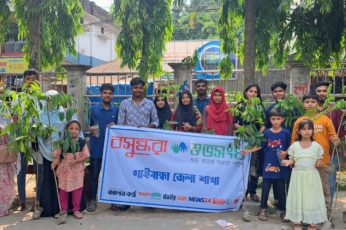 গাইবান্ধায় বসুন্ধরা শুভসংঘের বৃক্ষরোপণ ও প্লাস্টিকের বিনিময়ে চারা বিতরণ