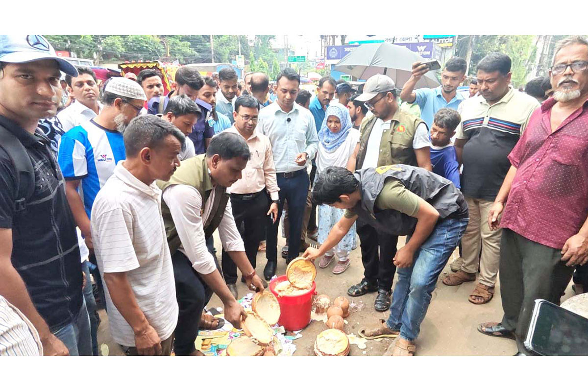 বগুড়ায় পচা ও বাসি দই বিক্রির অভিযোগে জরিমানা