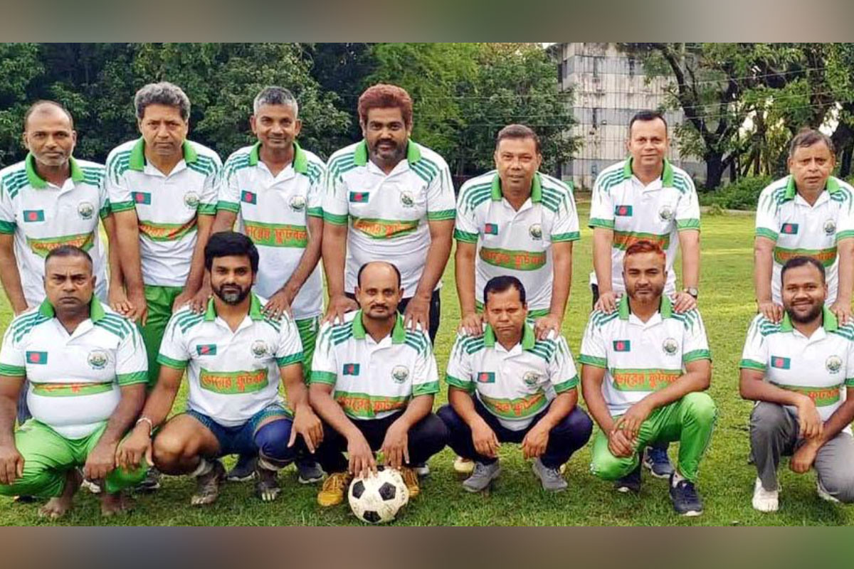 সবাই যখন ঘুমে, তখন মাঠে ব্যস্ত দিনাজপুরের ফুটবলপ্রেমীরা