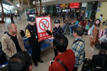 ধূমপান কমানোর লড়াইয়ে পিছিয়ে চীন, বিশ্বের প্রায় অর্ধেক সিগারেট পোড়ে এ দেশেই
