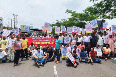 কুমিল্লা বিমানবন্দর এলাকায় ভূমি জটিলতা সমাধানের দাবিতে মহাসড়ক অবরোধ