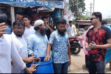 মাদারীপুরে পথচারী-যাত্রীদের মাঝে বিশুদ্ধ পানি বিতরণ