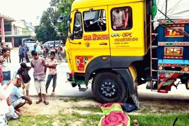 পড়তে যাওয়ার পথে ট্রাকচাপায় স্কুলছাত্র নিহত, বোন আহত