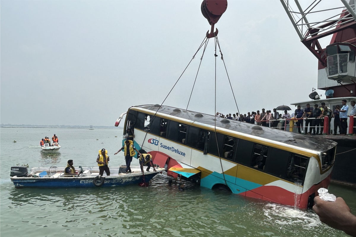 আবারও দৌলতদিয়া ঘাটে নিয়ন্ত্রণ হারিয়ে বাস পড়ল পদ্মায়