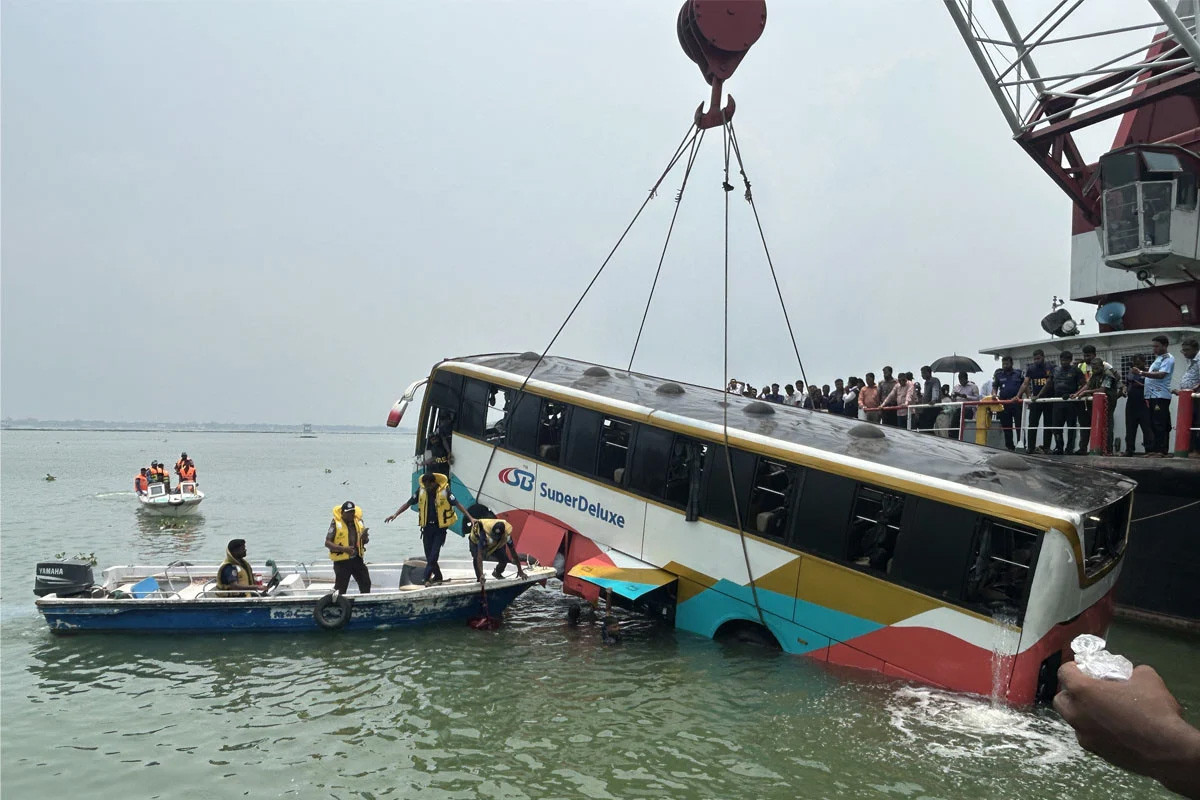 যাত্রী নামিয়ে ফেরিতে ওঠার সুফল, দৌলতদিয়ায় এড়ালো বড় বিপর্যয়