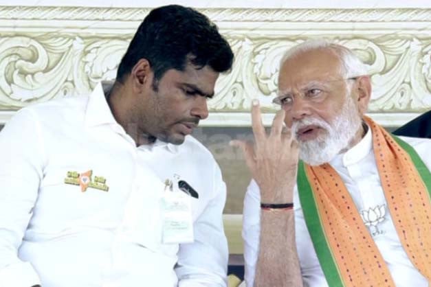 মোদির ঘনিষ্ঠ নেতার সরে দাঁড়ানোয় চাপে বিজেপি