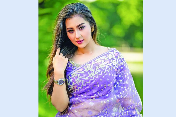 বুবলীর কন্যা শারলিন খান