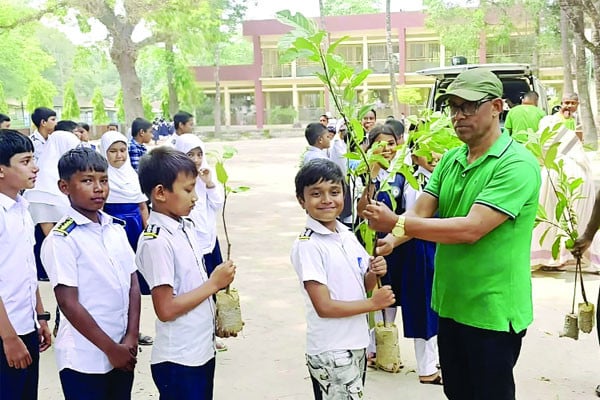 প্রকৃতিপ্রেমী শিক্ষকের সবুজ অভিযান