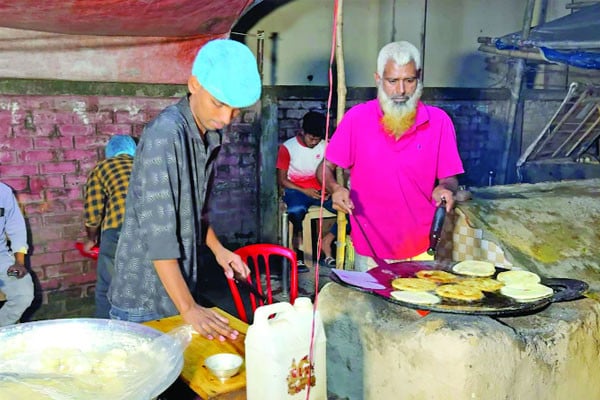 পড়াশোনার খরচ জোগাতে দুই বন্ধুর আলু-পরোটার দোকান
