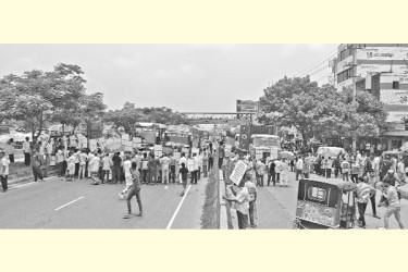 ভূমি বিরোধের সমাধান দাবিতে ১৩ গ্রামবাসীর মহাসড়ক অবরোধ