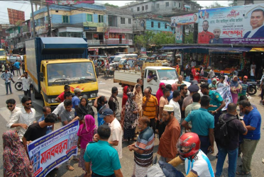 সন্ত্রাসীদের গ্রেফতারের দাবিতে বরিশালে মহাসড়ক অবরোধ