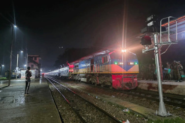 ৬ ঘণ্টা পর ঢাকার সঙ্গে চট্টগ্রাম-সিলেটের ট্রেন চলাচল স্বাভাবিক