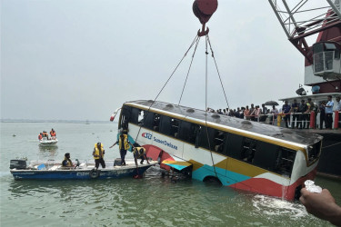 যাত্রী নামিয়ে ফেরিতে ওঠার সুফল, দৌলতদিয়ায় এড়ালো বড় বিপর্যয়